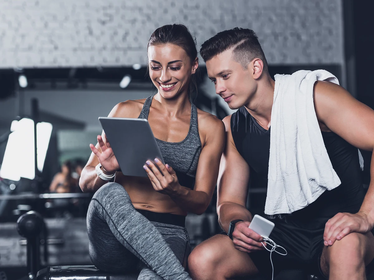 Testaaja käy asiakkaan tuloksia läpi tabletilta